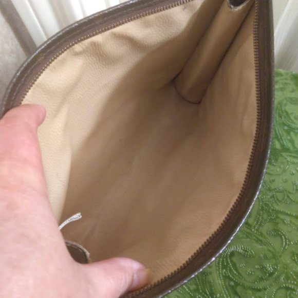 Louis Vuitton Monogram Pouch 26 - Picture 6 of 11